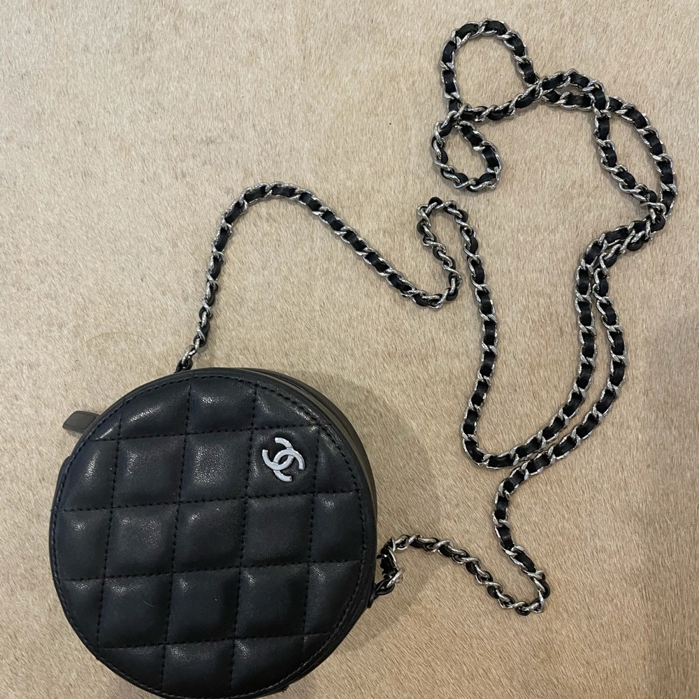 🖤CHANEL round crossbody🖤
